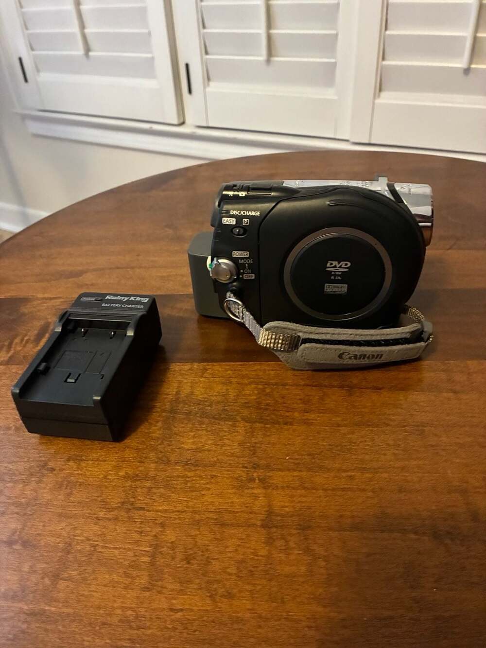Canon DC320 DVD Camcorder with Case and Charger
